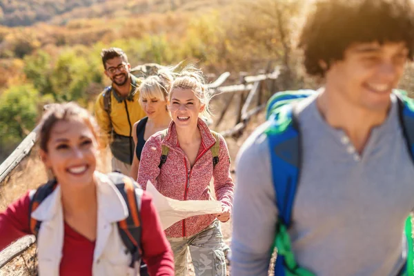 Wandelaars Lopen Glade Selectieve Aandacht Blonde Vrouw Kaart Houden Herfst — Stockfoto