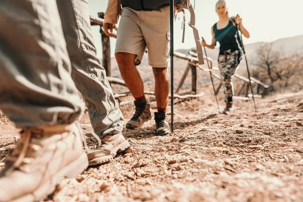 Perto Dos Pés Dos Caminhantes Subir Caminhadas Natureza Conceito Outono — Fotografia de Stock