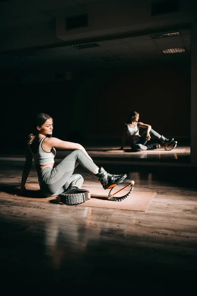 Joven Morena Forma Caucásica Ropa Deportiva Sentada Alfombra Frente Espejo — Foto de Stock