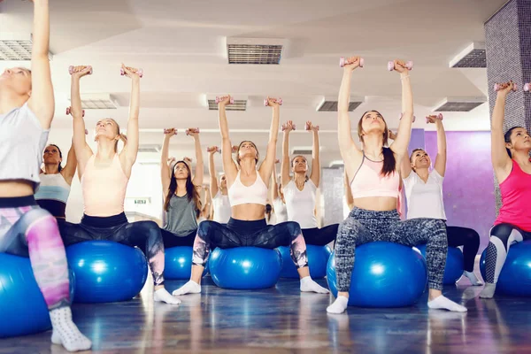 Grupo Mujeres Deportivas Forma Haciendo Ejercicios Fitness Pelota Pilates Paraguas —  Fotos de Stock