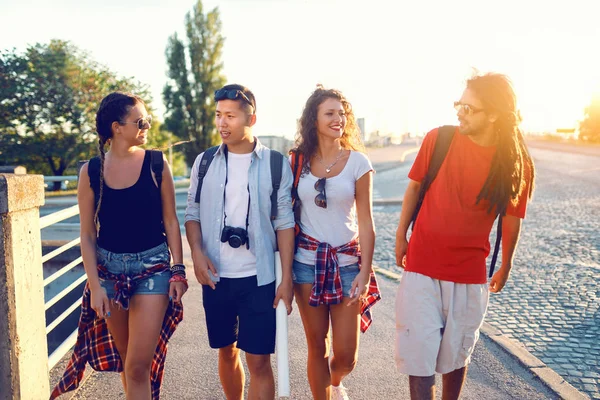 Grupo Jovens Amigos Felizes Viajando Cidade Pôr Sol — Fotografia de Stock