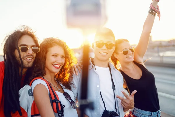 一群年轻的快乐朋友在城里旅行 带着自拍与 Selfiestick — 图库照片