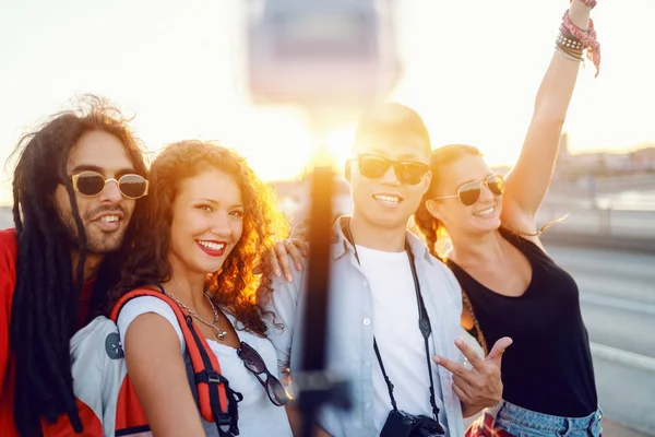 Gruppe Junger Glücklicher Freunde Die Der Stadt Unterwegs Sind Und — Stockfoto