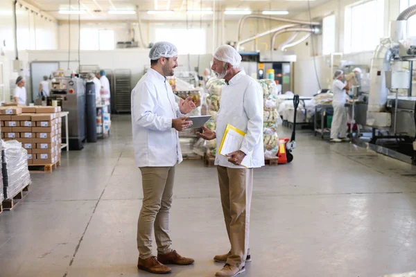 Due Dipendenti Uniformi Sterili Parlano Qualità Del Cibo Mentre Trovano — Foto Stock