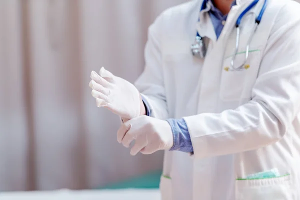 Close Médico Uniforme Branco Colocando Luvas Borracha Antes Examinar Paciente — Fotografia de Stock