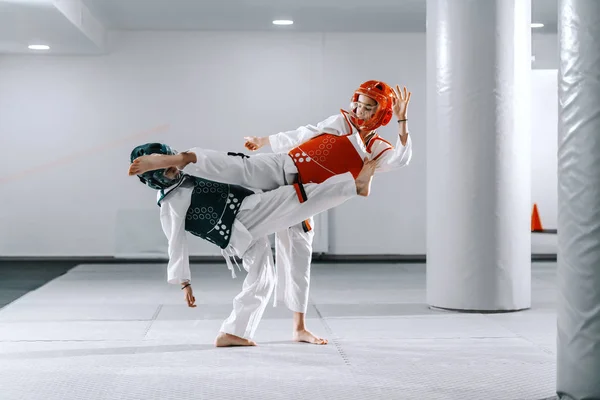 Dos Chicos Caucásicos Accesorios Taekwondo Pateando Luchando Entrenamiento — Foto de Stock
