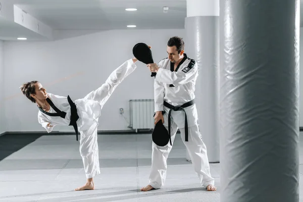Kaukasische Behinderte Hochmotivierte Mädchen Die Taekwondo Mit Ihrem Training Praktizieren — Stockfoto