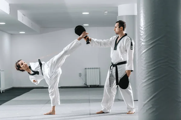 Valkoihoinen Vammainen Motivoitunut Tyttö Joka Harjoittelee Taekwondoa Koulutuksellaan Tyttö Potkiminen — kuvapankkivalokuva