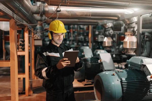 Trabalhador Caucasiano Planta Indústria Pesada Com Capacete Uniforme Usando Tablet — Fotografia de Stock