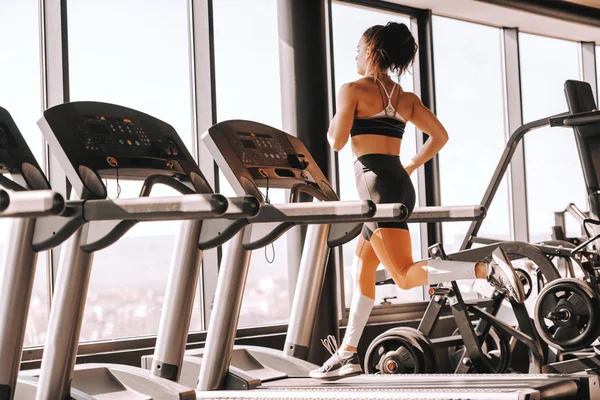 Young Sporty Muscular Brunette Ponytail Running Treadmill Backs Turned Full — 스톡 사진