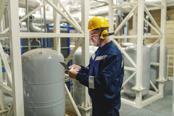 Vista Laterale Del Lavoratore Caucasico Tuta Protettiva Casco Antifoni Utilizzando — Foto Stock