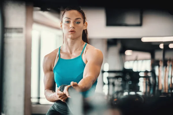 Unga Kaukasiska Kvinnlig Kroppsbyggare Dra Rep Gymmet Inte För Lätt — Stockfoto
