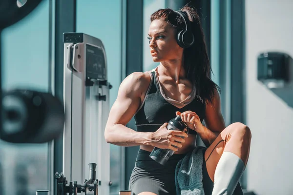 Mujer En Gimnasio Con Los Auriculares Imagen de archivo - Imagen de  aptitud, belleza: 32359221