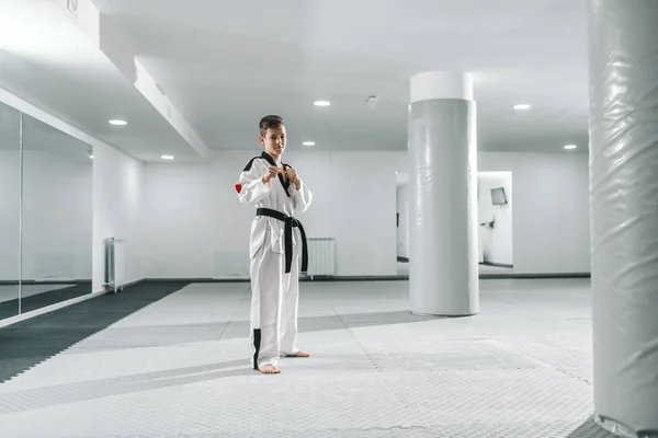 Niño Dobok Pie Descalzo Posando Mirando Cámara Concepto Entrenamiento Taekwondo — Foto de Stock