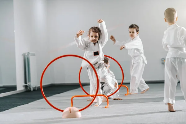 Pequeño Grupo Niños Caucásicos Doboks Practicando Taekwondo Calentando Para Treining — Foto de Stock