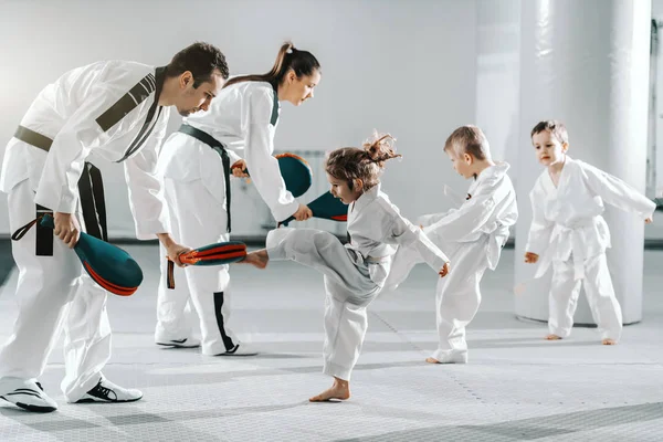 Kleine Gruppe Von Kindern Doboks Die Mit Ihren Trainern Taekwondo — Stockfoto