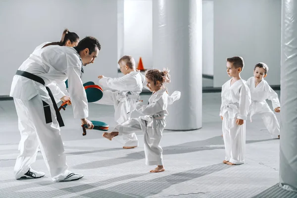 Kleine Gruppe Von Kindern Doboks Die Mit Ihren Trainern Taekwondo — Stockfoto