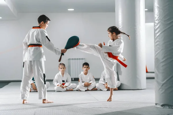 Caucasain Chico Chica Doboks Teniendo Taekwondo Entrenamiento Gimnasio Chica Pateando — Foto de Stock