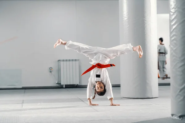 Junge Kaukasische Mädchen Dobok Dabei Handstand Mit Gespreizten Beinen Auf — Stockfoto