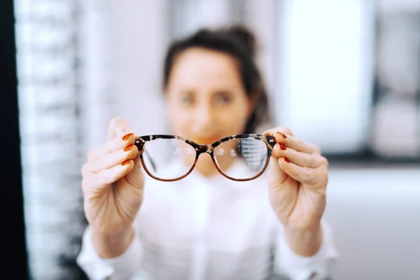Mulher Segurando Óculos Loja Oftalmologista Foco Seletivo Óculos — Fotografia de Stock
