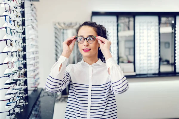 Retrato Mulher Jovem Caucasiana Atraente Colocando Óculos Loja Óptica Espelho — Fotografia de Stock