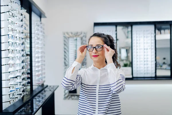 Retrato Mulher Jovem Caucasiana Atraente Colocando Óculos Loja Óptica Espelho — Fotografia de Stock