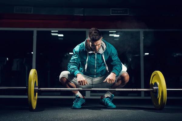 Attractive Caucasian Man Sweatshirt Shorts Preparing Lift Barbells — Stock Photo, Image