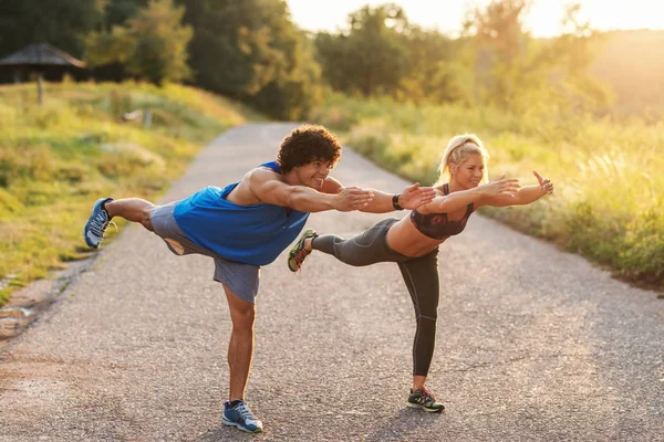 Sportliches Paar Bei Gleichgewichtsübungen Auf Einem Fuß Unterwegs Der Natur — Stockfoto