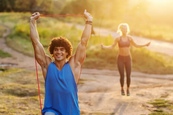 Lächelnder Kaukasischer Sportlicher Mann Mit Lockigem Haar Der Sonnigen Sommertagen — Stockfoto