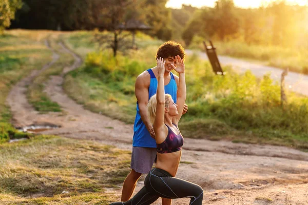 Young Sporty Caucasian Man Curly Hair Helping His Girlfriend Fitness — Stock Photo, Image