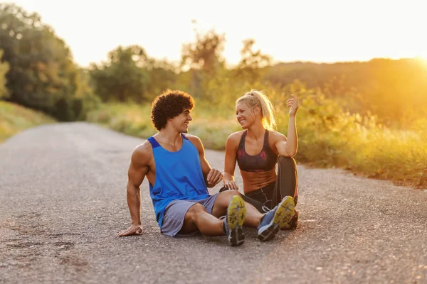 Lächelnd Schönes Sportliches Liebespaar Sitzt Auf Der Landstraße Und Ruht — Stockfoto