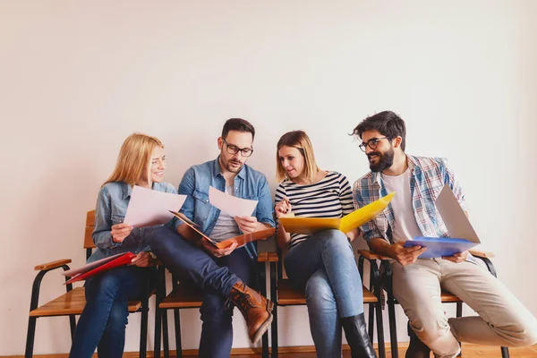 Pequeño Grupo Jóvenes Sentados Sillas Mirando Documentos Carpetas Concepto Búsqueda — Foto de Stock