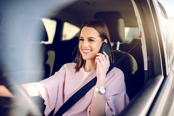 Retrato Linda Morena Com Grande Sorriso Dente Dirigindo Carro Usando — Fotografia de Stock