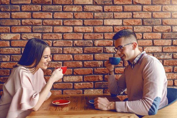 Joven Elegante Caucásico Feliz Pareja Sentada Cafetería Tomando Café Mirándose — Foto de Stock