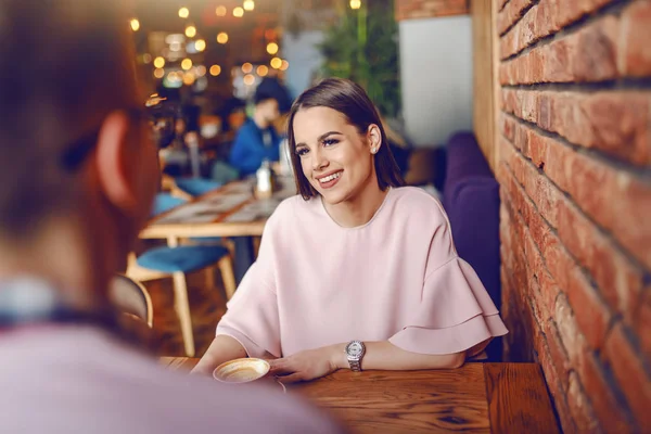 Beautiful Young Brunette Sitting Cafeteria Drinking Coffee Flirting Her Boyfriend — Stock Photo, Image