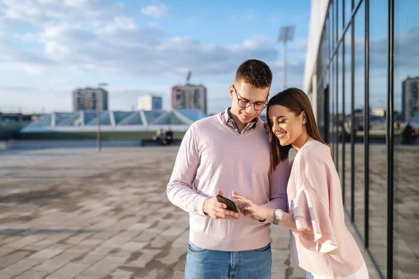 Jonge Kaukasische Modieuze Paar Staande Balkon Slimme Telefoon Kijken — Stockfoto