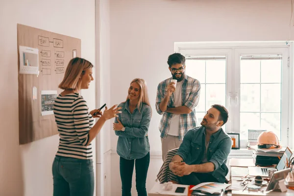 Arquitecta Sonriente Hablando Proyecto Con Marcador Mano Otros Tres Colegas — Foto de Stock