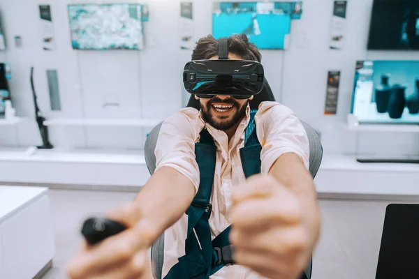 Attraktiver Bärtiger Mann Mit Gemischter Rasse Der Virtual Reality Technologie — Stockfoto