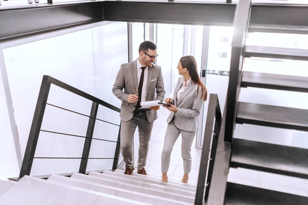 Zwei Attraktive Kollegen Die Die Treppe Hinaufsteigen Und Sich Unterhalten — Stockfoto