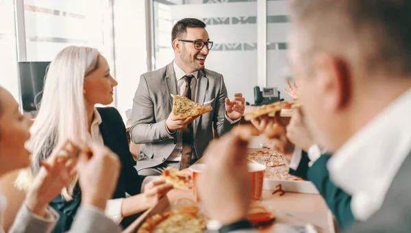 Pequeño Grupo Colegas Felices Ropa Formal Charlando Comiendo Pizza Juntos —  Fotos de Stock