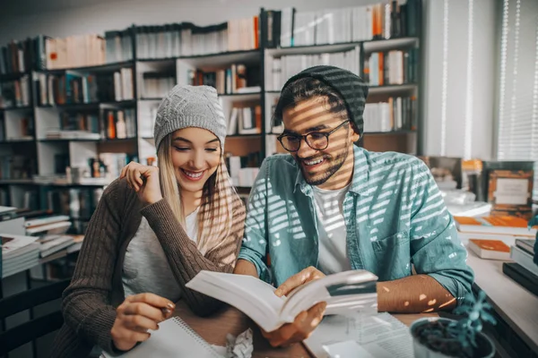 Zwei Fröhliche Multikulturelle Studenten Recherchieren Für Schulprojekte Während Sie Schreibtisch — Stockfoto