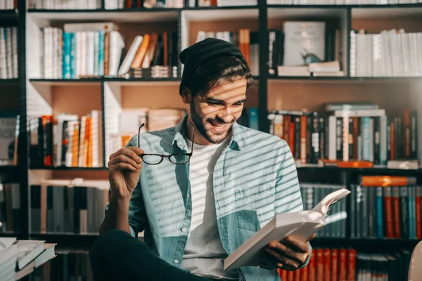 Estudiante Hipster Raza Mixta Sonriente Sentado Silla Biblioteca Con Libro — Foto de Stock