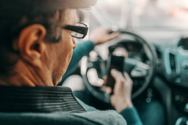Close Senior Man Cap Head Eyeglasses Driving Car Using Smart — стоковое фото