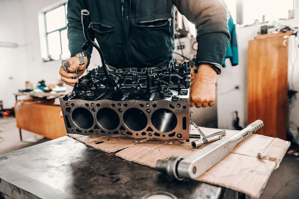 Auto Mechanic Adjusting Cylinder Head Engine Block Workshop — Stock Photo, Image