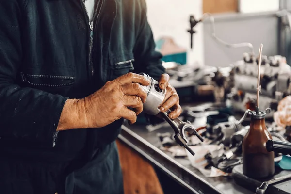 Auto Mechanic Holding Cylinder Hands While Standing Workshop — Stock Photo, Image