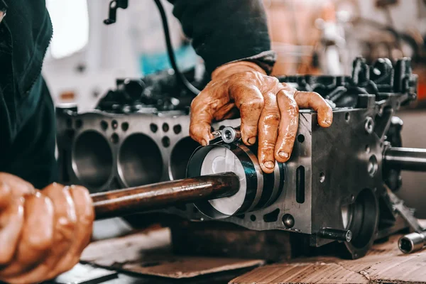 Auto Mechanic Adjusting Cylinder Engine Block Workshop — Stock Photo, Image