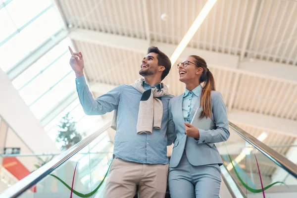 Glada Mångkulturella Par Klädda Elegant Stående Rulltrappan Och Tittar Upp — Stockfoto