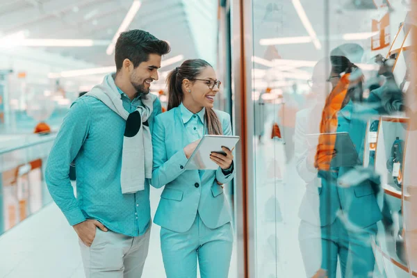 Glimlachend Multiculturele Paar Gekleed Elegante Winkelen Venster Het Winkelcentrum Kijken — Stockfoto