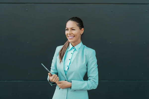 Sorrindo Linda Mulher Branca Desgaste Formal Segurando Tablet Posando Frente — Fotografia de Stock