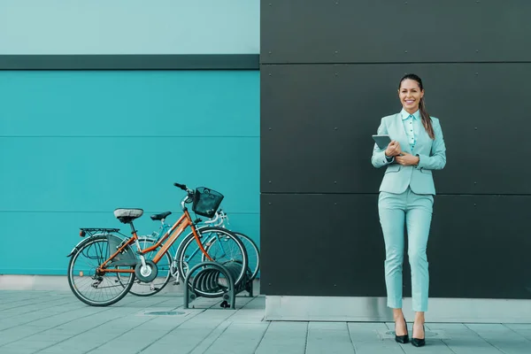 Volledige Lengte Van Het Glimlachen Kaukasische Brunette Formele Slijtage Poseren — Stockfoto